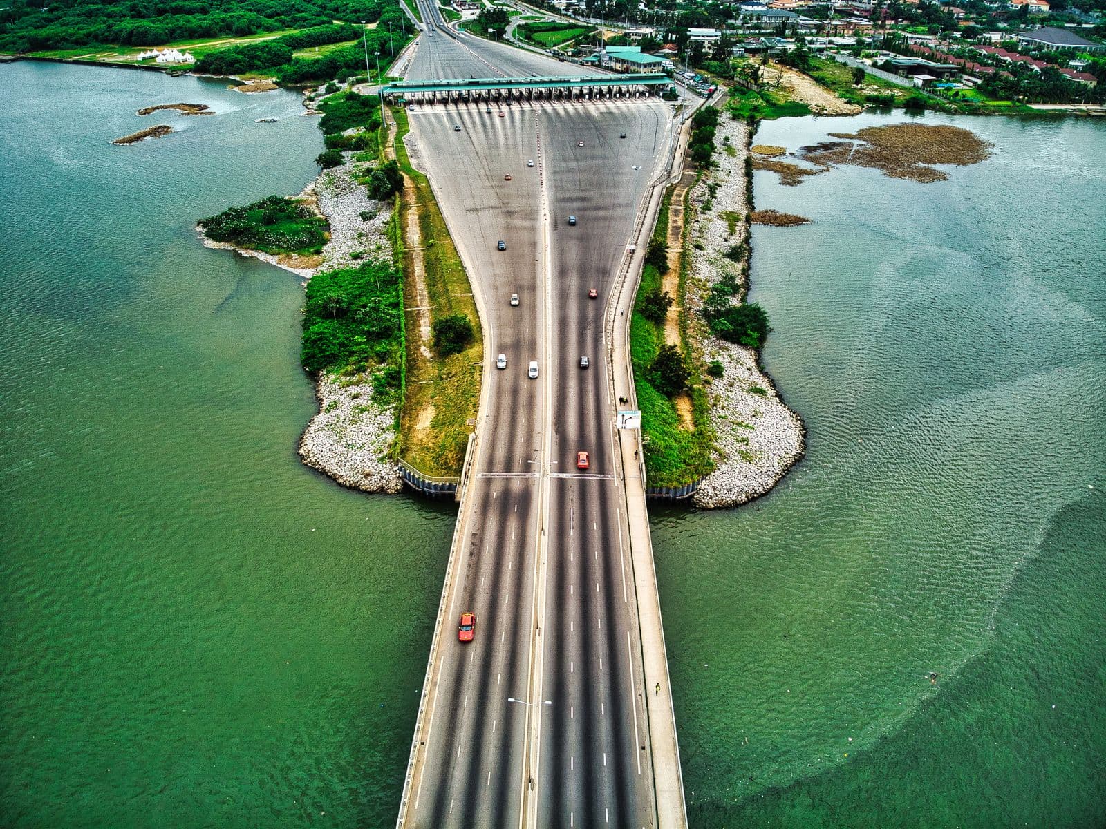 Un pont sur la lagune à Abidjan, la circulation en mouvement
